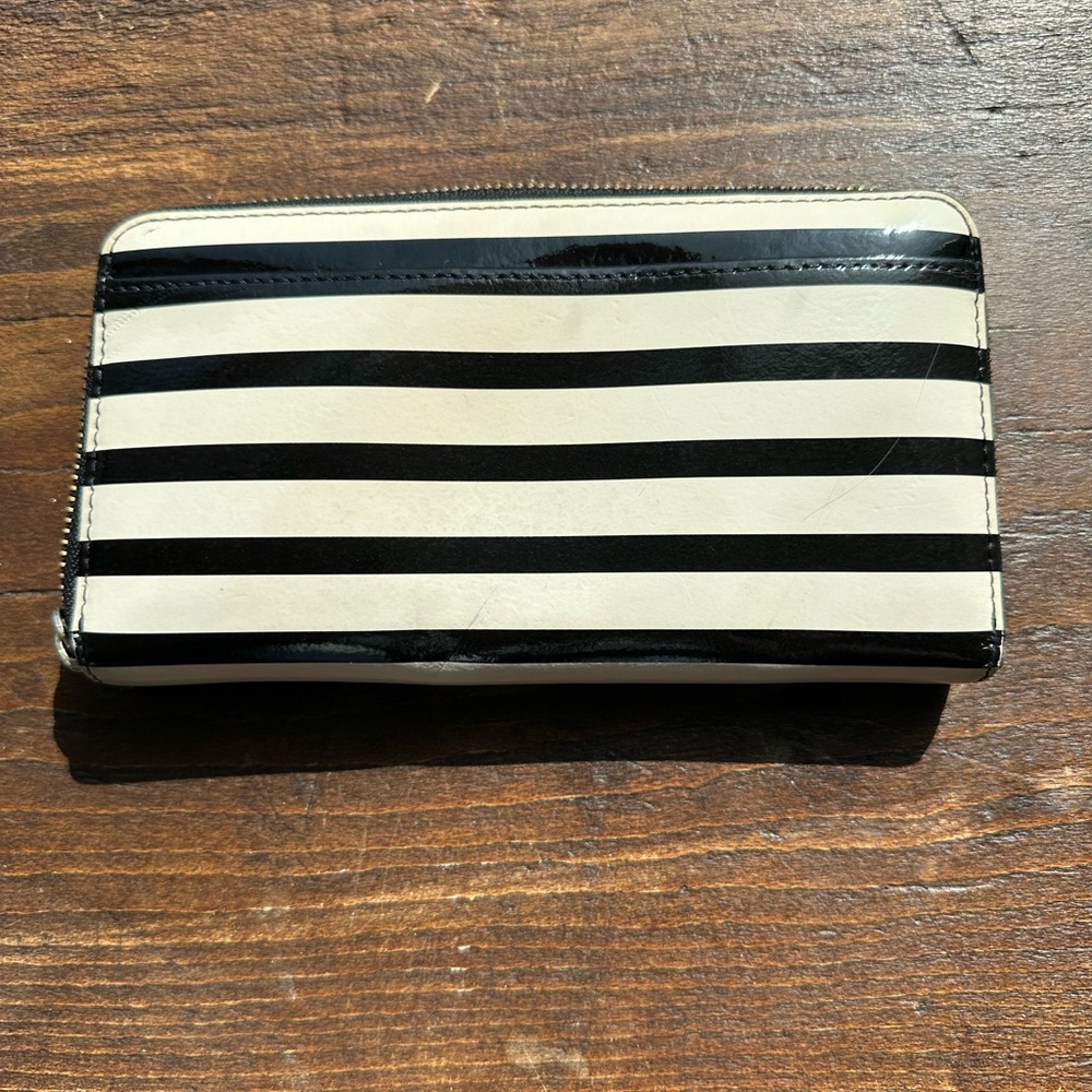 ♠️VGUC Kate Spade Black and Creme Stripe Patent Leather Zip Around Wallet - Picture 2 of 6